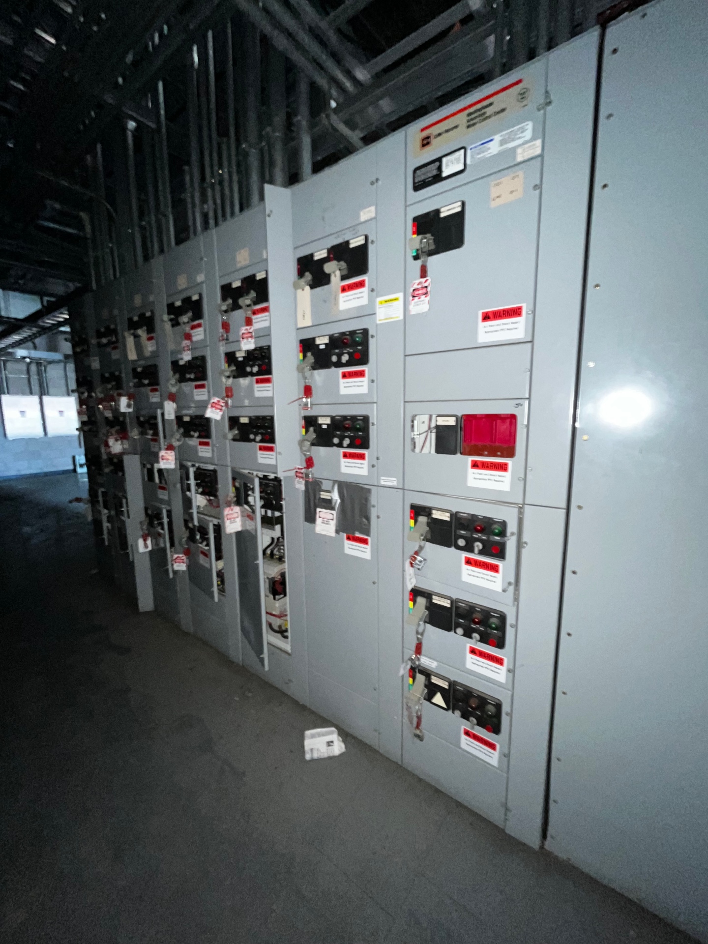 Industrial low-voltage switchgear and motor control center lineup